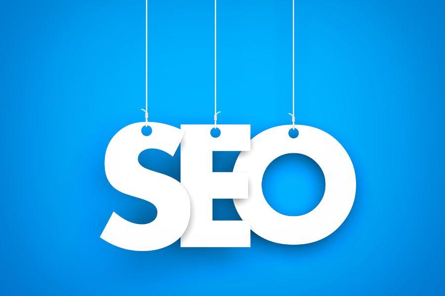 SEO é a prática de otimizar seu site e seu conteúdo para que os motores de busca, como o Google, os classifiquem melhor nas páginas de resultados (SERPs)