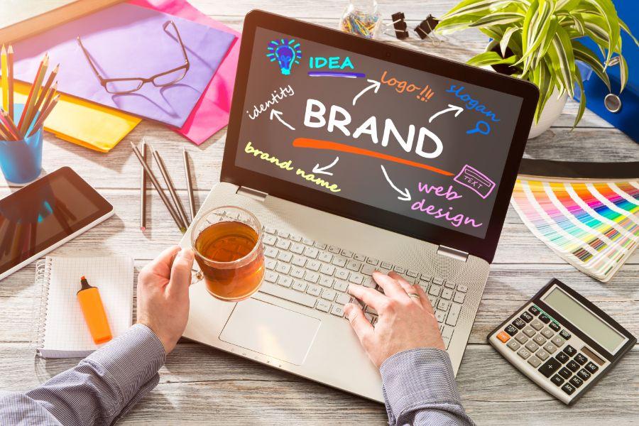 Descubra como a criação de uma Brand Persona eficaz pode transformar a maneira como sua marca se comunica com seus clientes